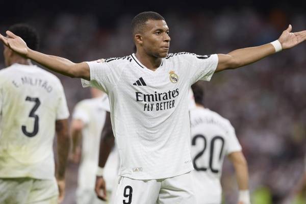 欧冠巅峰对决：利物浦VS皇马，安菲尔德上演生死战！